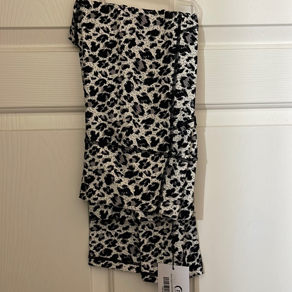 ZYIA Snow Leopard Pocket Brilliant Hi-Rise 7/8 24”